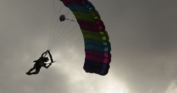 Foto: El paracaidista estaba preparando una exhibición (EFE/Rodrigo Sura)