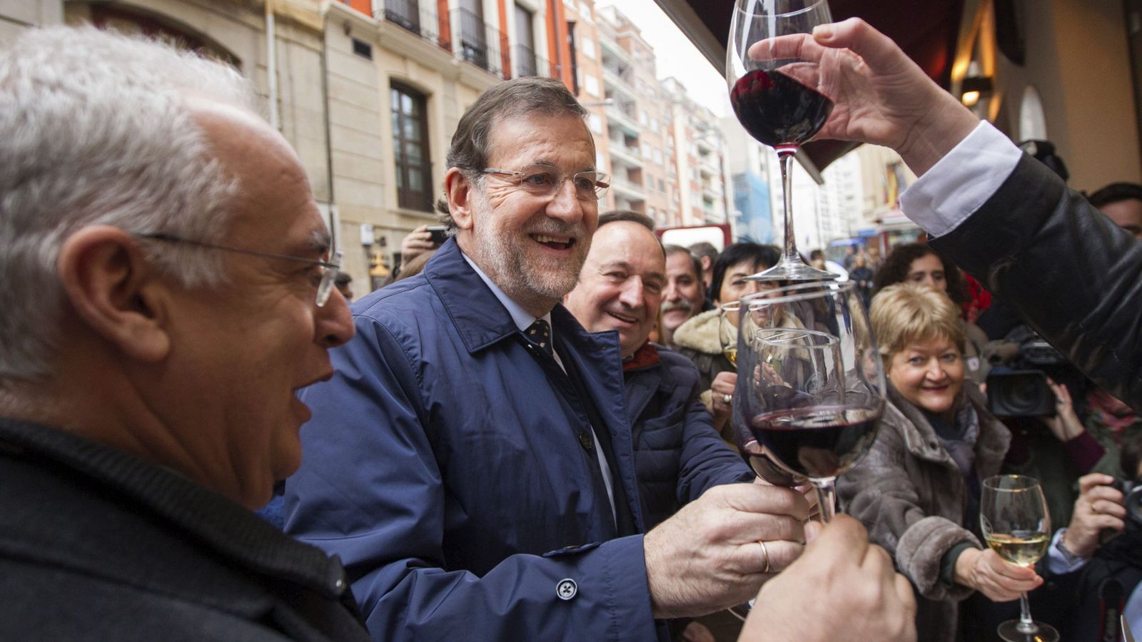 Foto: Mariano Rajoy en las calles de Logroño. (EFE)