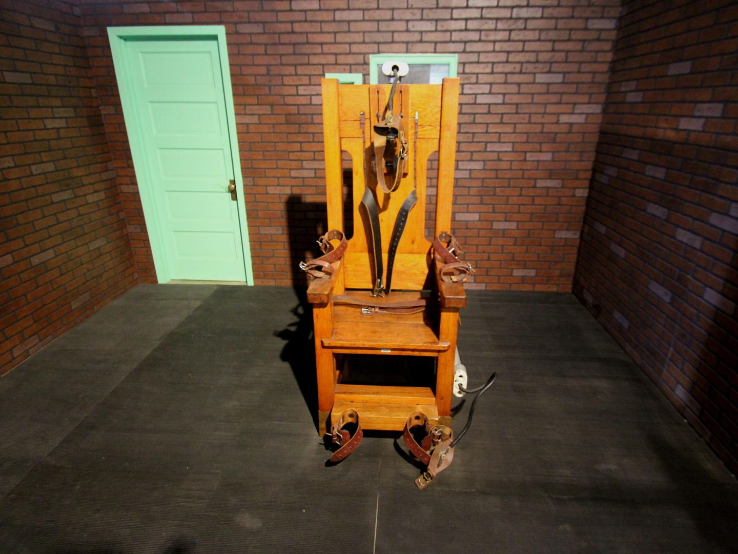 Una silla eléctrica que se usó para ejecutar a 362 reos entre 1924 a 1964 en Texas . Foto: EFE/José Luis Castillo