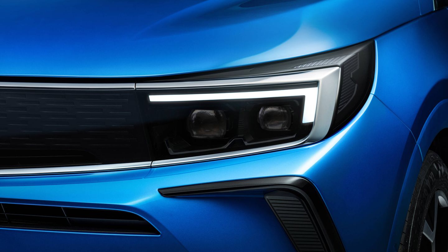 La nueva 'mirada' frontal es uno de los rasgos del diseño 'Opel Vizor'. Y cada faro delantero tiene 64 diodos LED.