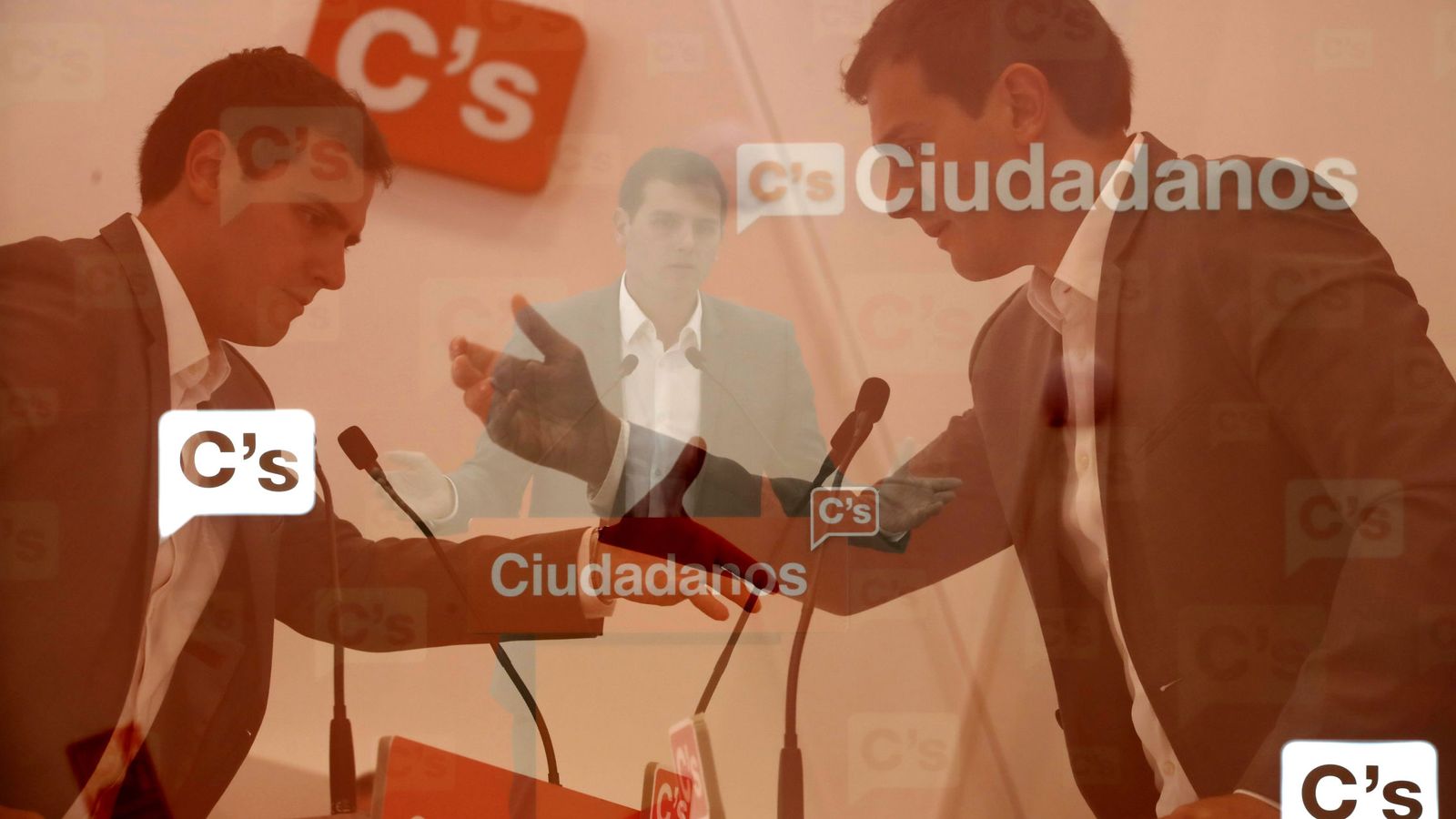Foto: Multiexposición en cámara del líder de Ciudadanos, Albert Rivera, durante la rueda de prensa posterior a la reunión de la ejecutiva nacional del partido. (EFE)