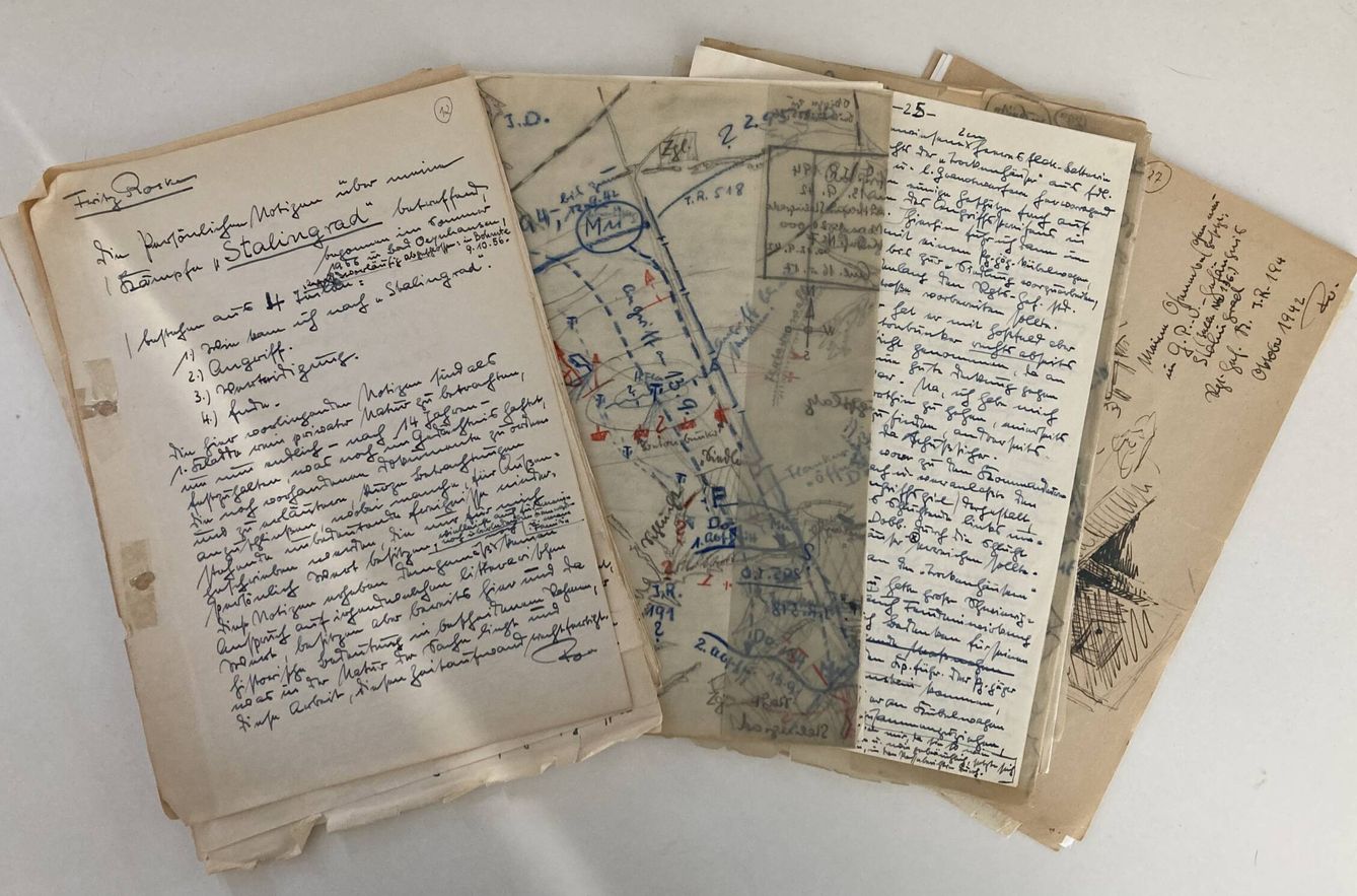 Algunas de las cartas y documentos sobre la batalla de Stalingrado consultados por MacGregor en el Museo Panorama de Volvogrado. (Cedida)