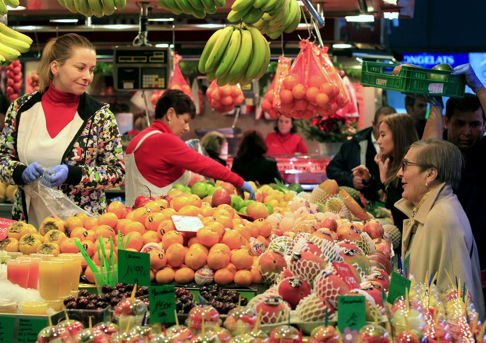 Foto: Una mujer hace compra en un mercado de Madrid (Efe)