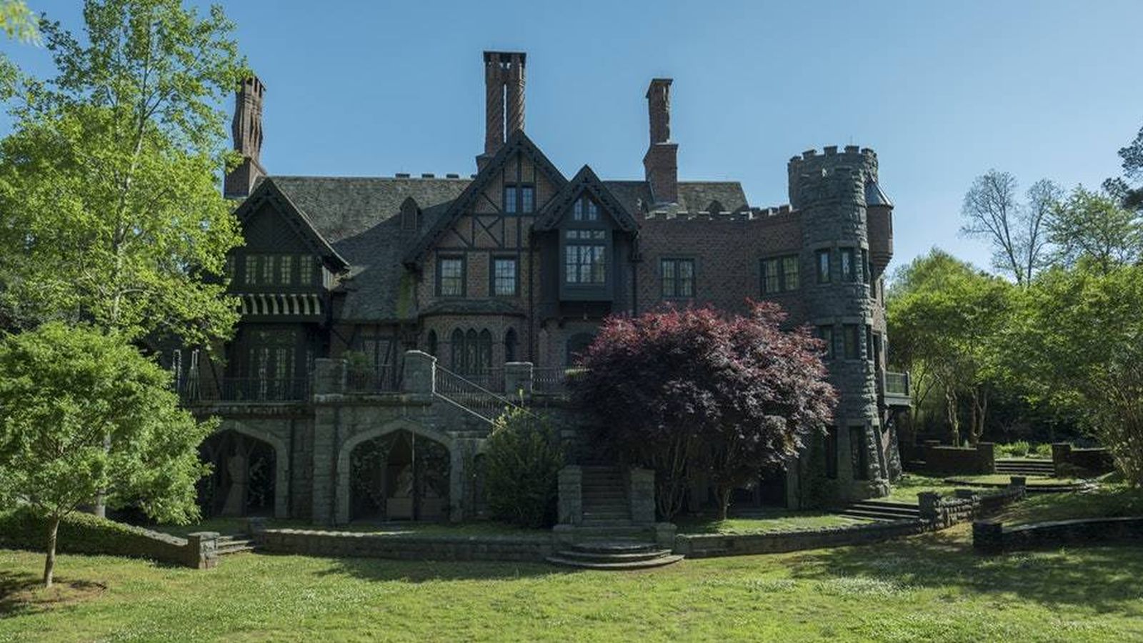 Foto: La mansión de Bisham Manor, exteriores de 'La maldición de Hill House'. (Steve Dietl/Netflix)