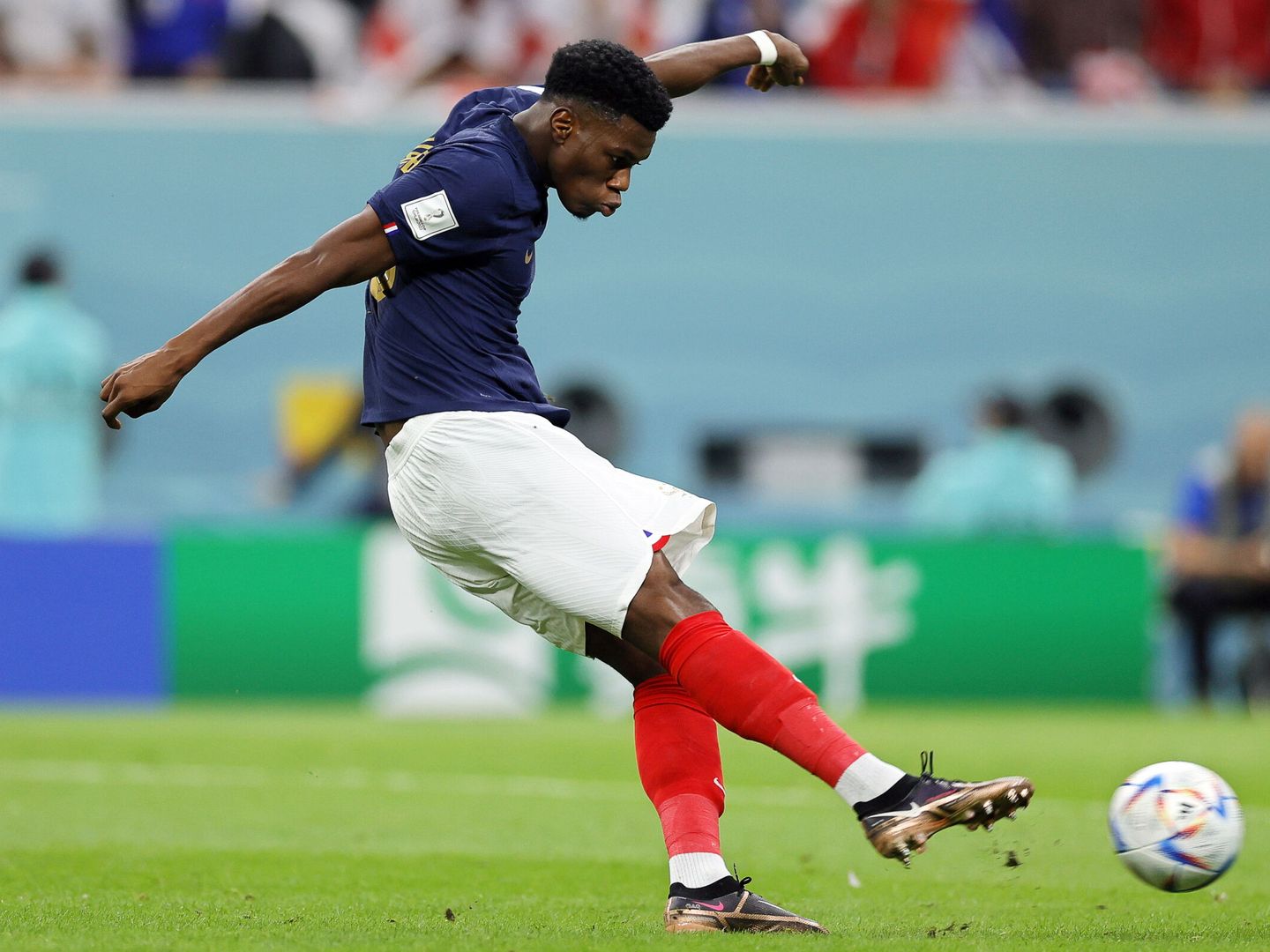 Tchouaméni dispara en el partido entre Francia e Inglaterra. (EFE/Ronald Wittek)