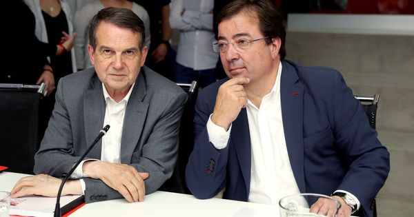 Foto: El presidente de la Junta de Extremadura Guillermo Fernández Vara, junto al alcalde de Vigo, Abel Caballero (Efe)