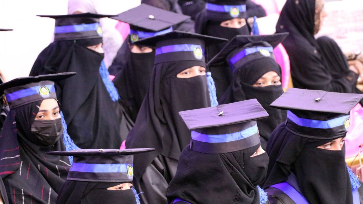 Los talibanes ordenan el veto de las mujeres en las universidades del país