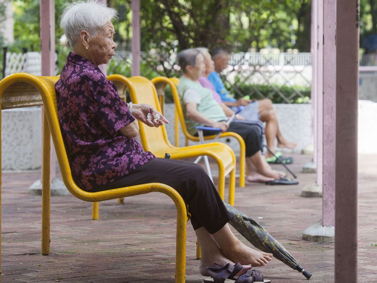 Foto: Un grupo de ancianas descansa en un parque de Hong Kong. (EFE)