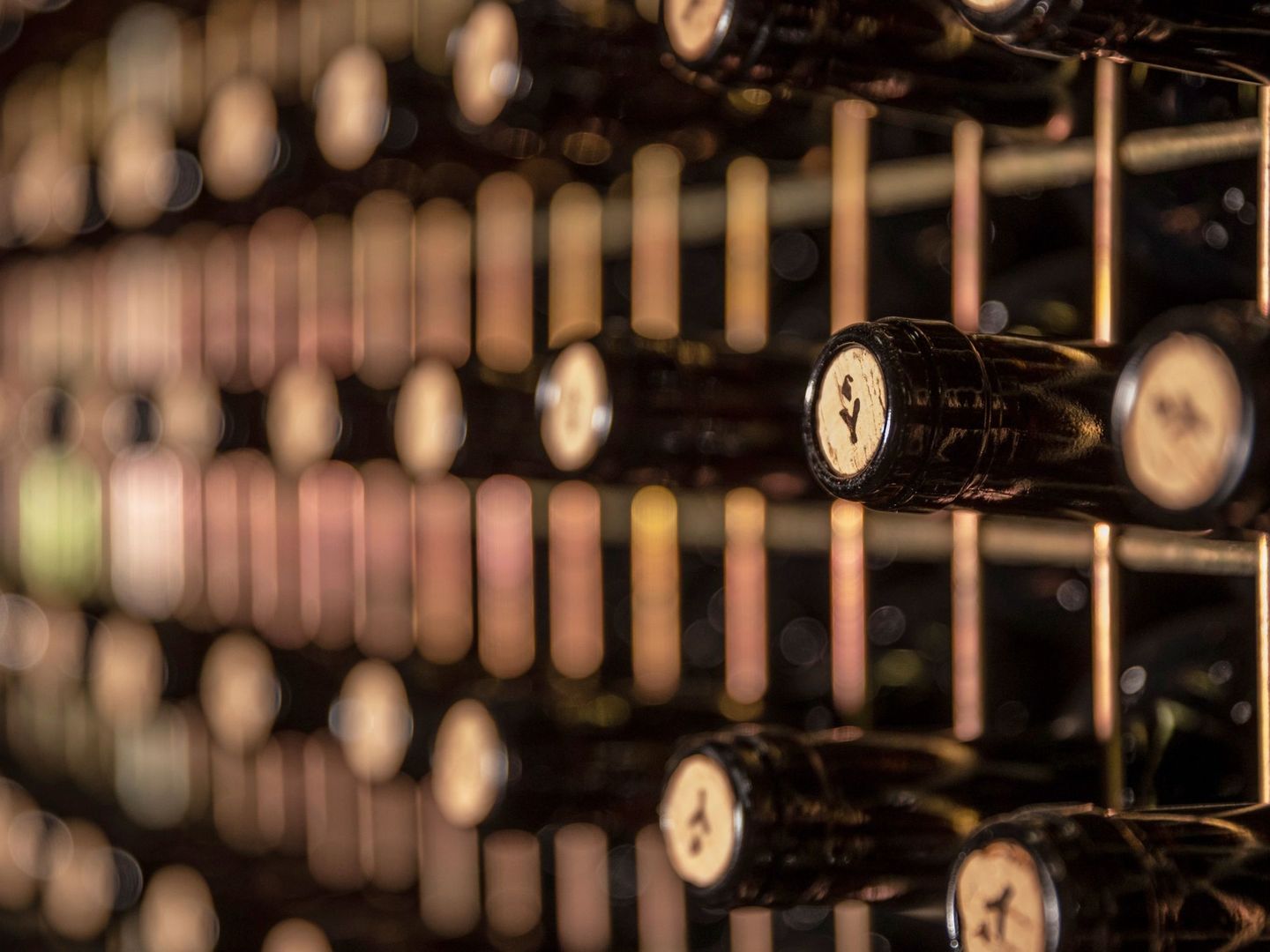 Almacén de las botellas de vino en la bodega del Grupo Yllera en la localidad de Rueda. (EFE)