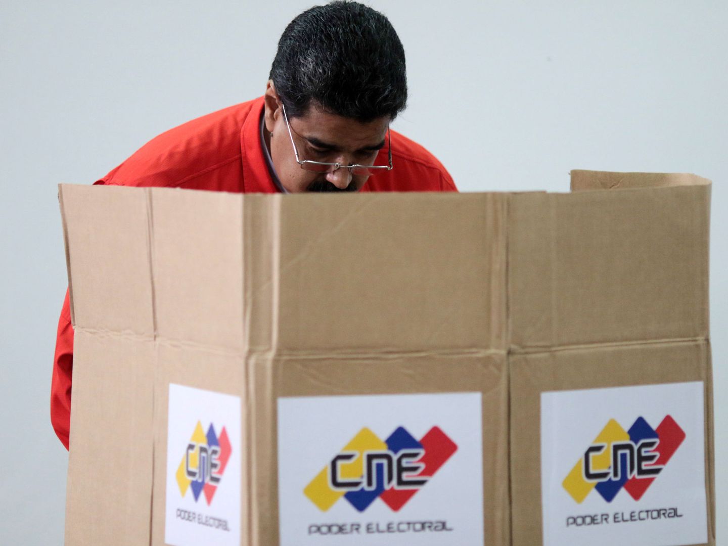El presidente venezolano, Nicolás Maduro,  prepara el primer voto de las elecciones de la ANC. (Reuters) 
