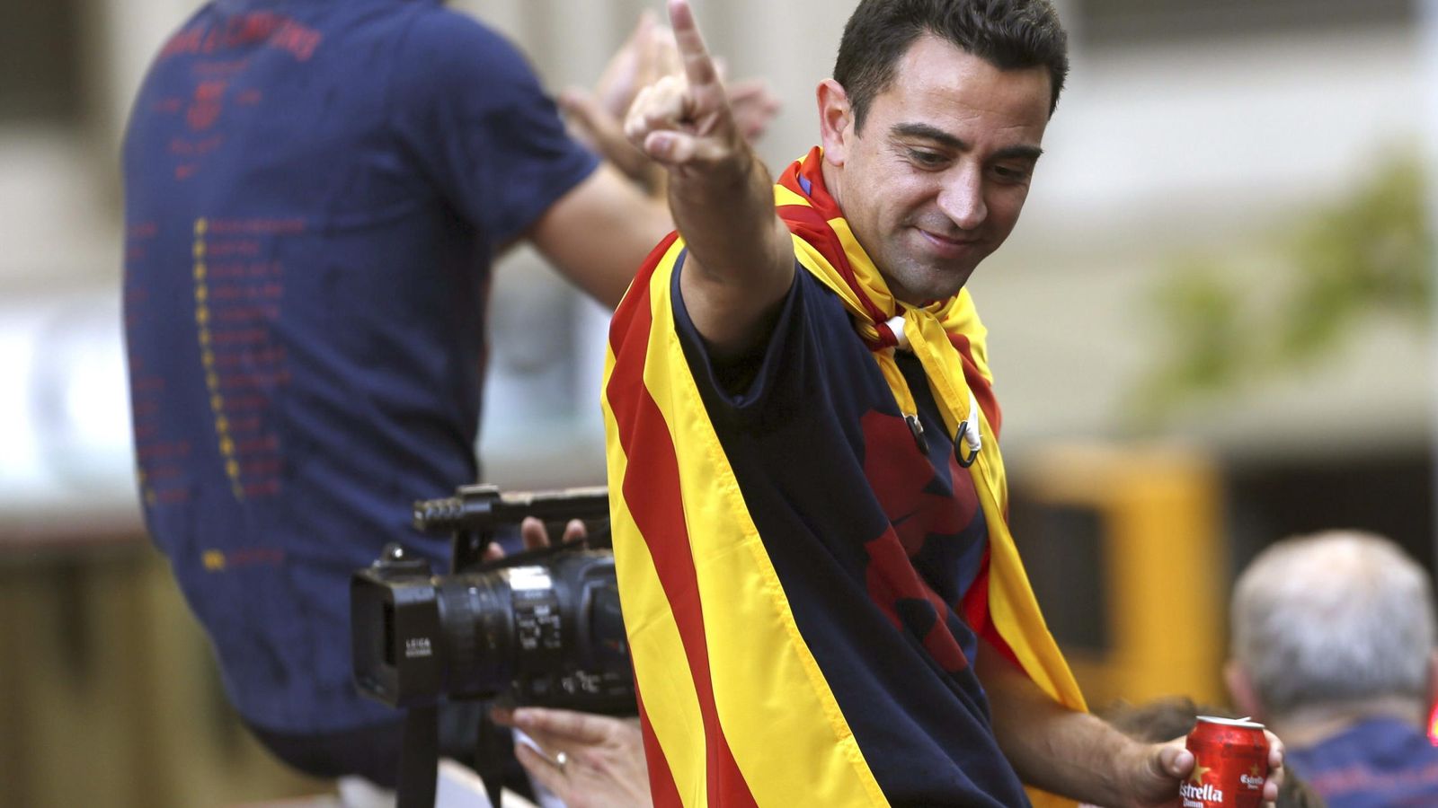 Foto: Xavi, en el autobús descapotable del Barça (Efe) 