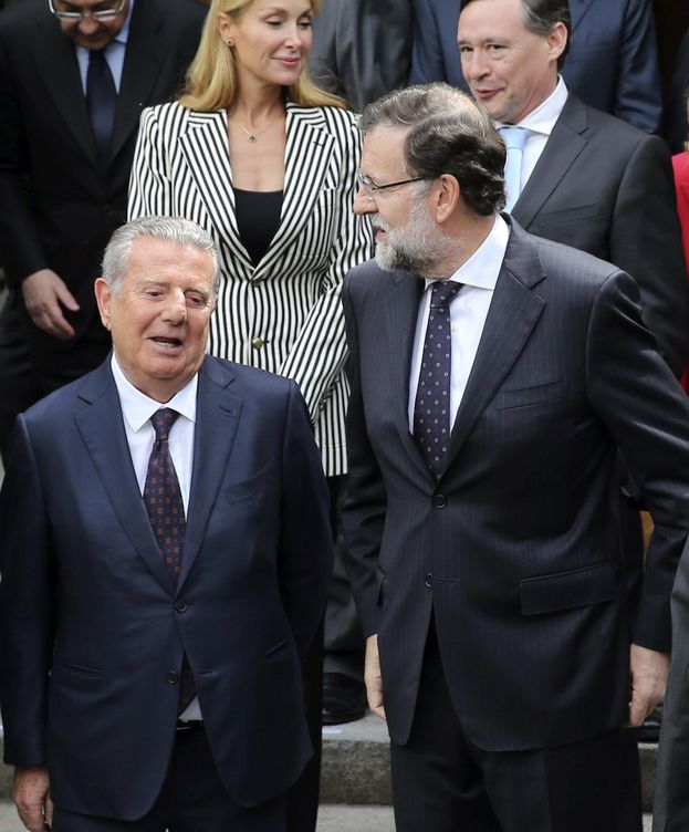 Foto: El presidente del Gobierno, Mariano Rajoy, conversa con Javier Godó, conde de Godó. (EFE)