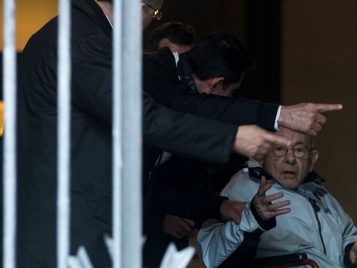 Foto: Félix Millet recibe instrucciones de sus abogados durante el juicio celebrado en su contra. (EFE/Quique García)