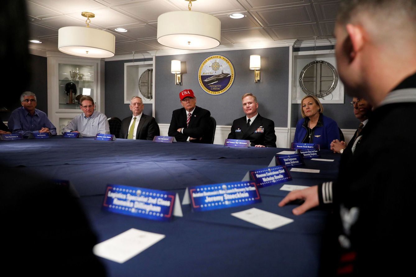Donald Trump y el secretario de Defensa James Mattis se reúnen con miembros de la Armada y la industria militar en Virginia, el 2 de febrero de 2017 (Reuters)