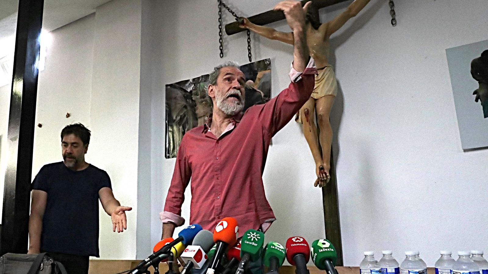 Foto: El actor Willy Toledo junto a Javier Bardem, durante la rueda de prensa en el Arzobispado de Madrid el mismo día que debió declarar ante el juez. (EFE) 