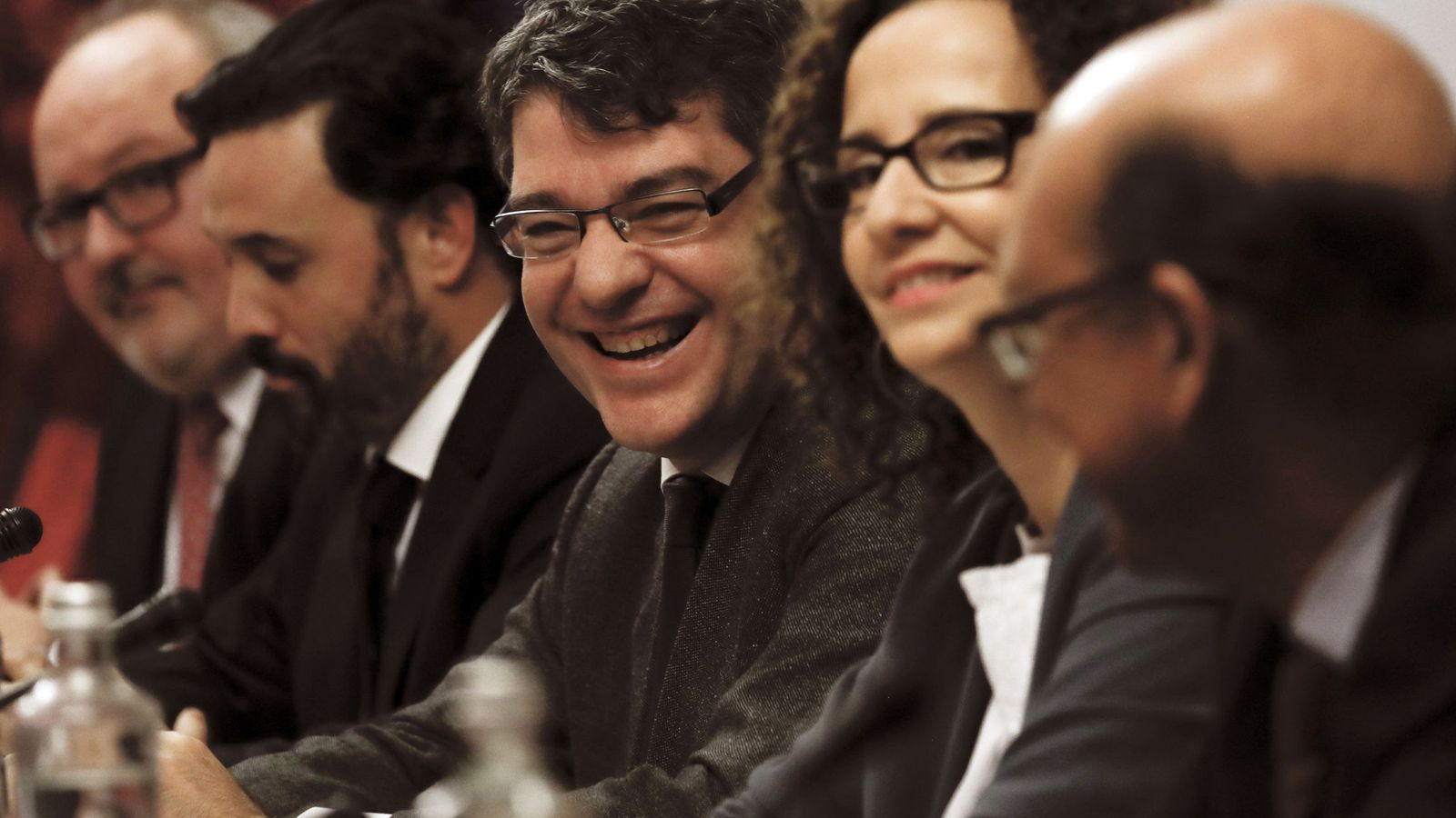Foto: El ministro de Energía, Álvaro Nadal (c), durante la reunión con los representantes de los grupos parlamentarios para abordar la financiación del bono social. (EFE)