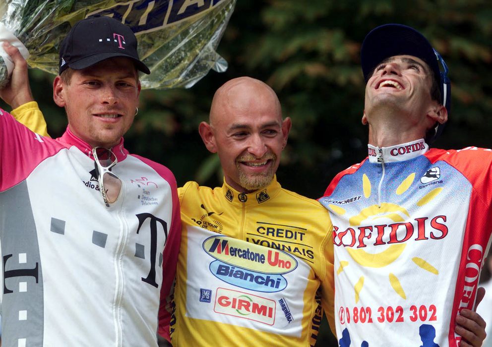 Foto: Pantani, en el podio del Tour del 98 con Ullrich y Julich