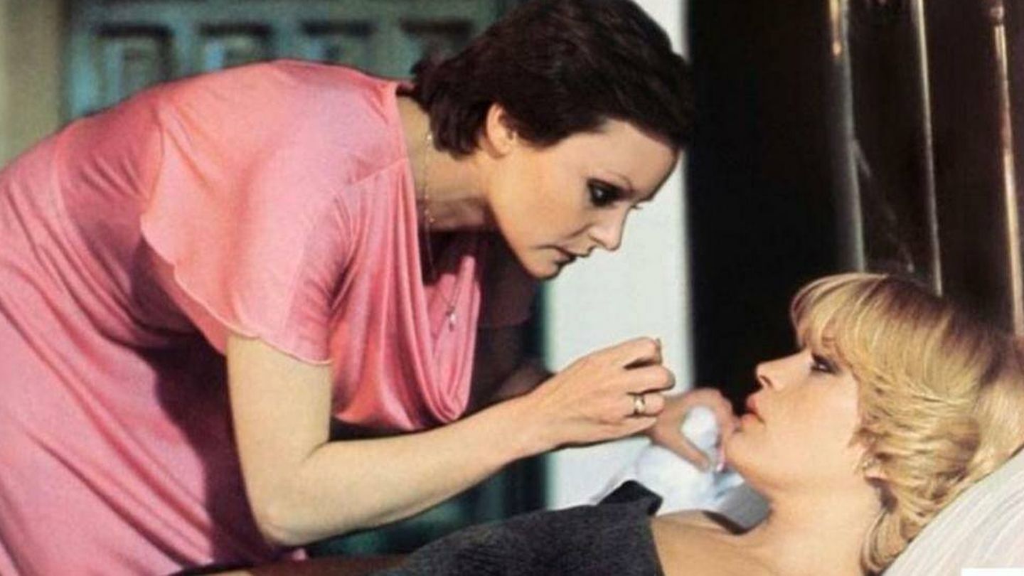 Rocío Dúrcal y Bárbara Rey, en 'Me siento extraña', película protagonizada por personajes lesbianos. (Atresplayer)
