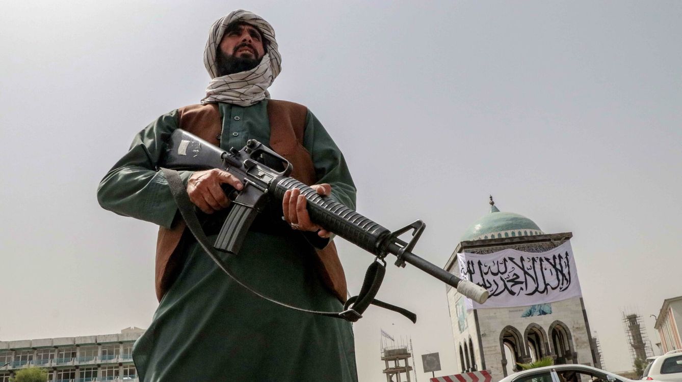 Foto: Un combatiente talibán monta guardia en un puesto de control, este martes en la ciudad de Kandahar. (EFE)