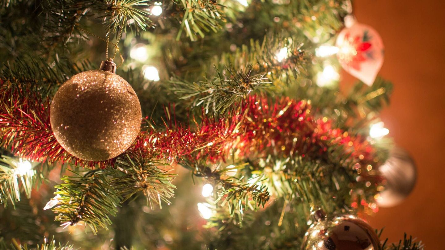 Las decoraciones del árbol de Navidad pueden ser clásicas o innovadoras, pero nunca mezclar estilos (Sapan Patel para Unsplash)