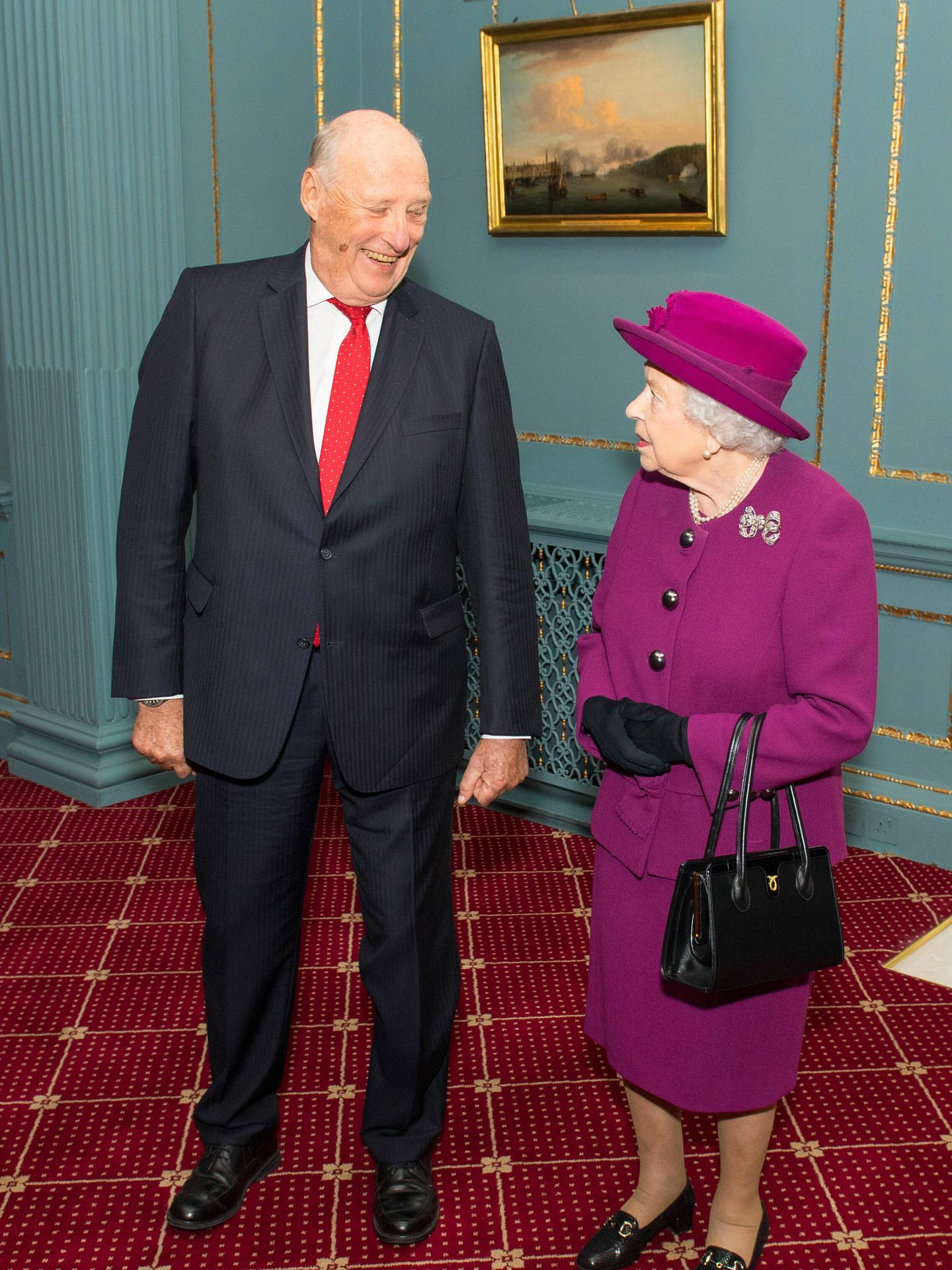 Harald V junto a Isabel II en 2018. (Getty)