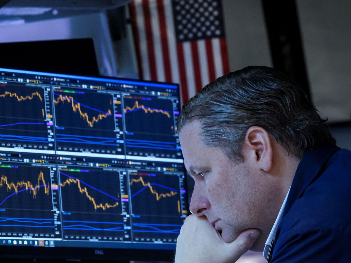 Foto: Imagen de un operador de mercado, frente a unas pantallas de cotización en el interior de la Bolsa de Nueva York. (Reuters/Brendan McDermid)