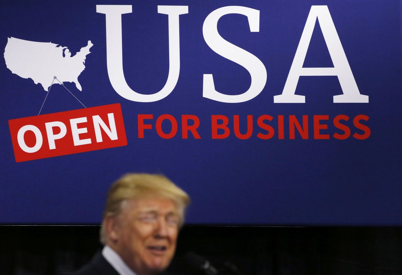 Donald Trump habla sobre sus políticas económicas en una fábrica en Blue Ash, Ohio, en febrero de 2018. (Reuters)