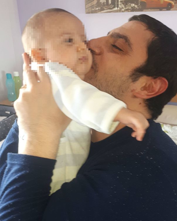 Elias besando a su hijo.