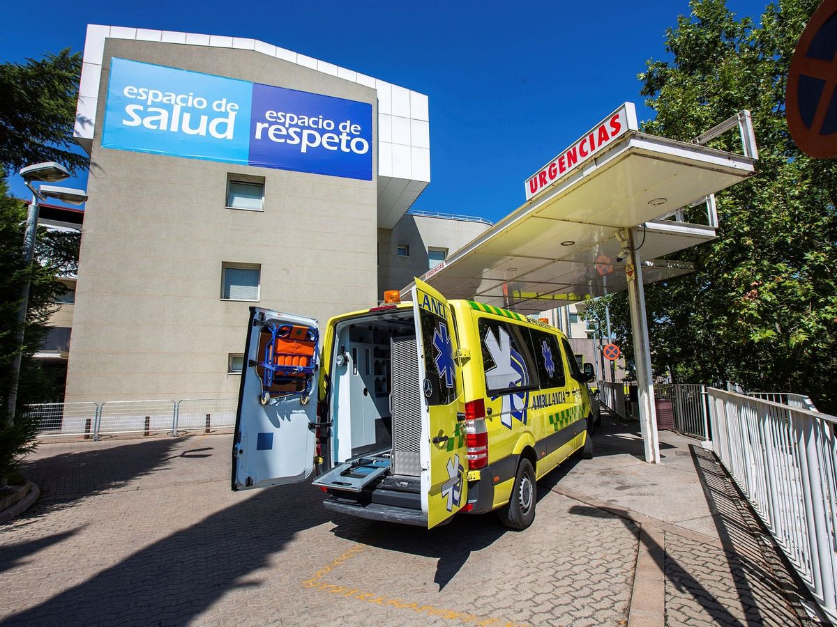 Foto: Imagen de una ambulancia en Santos Reyes de Aranda de Duero (Burgos). (EFE/Paco Santa Maria)