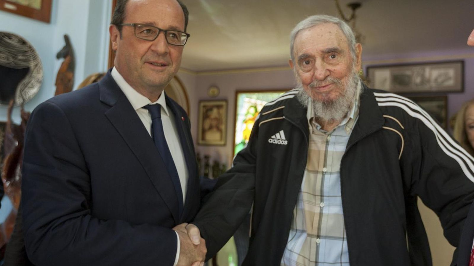 Foto: François Holande y Fidel Castro se dan la mano en su último encuentro diplomático. (Reuters)