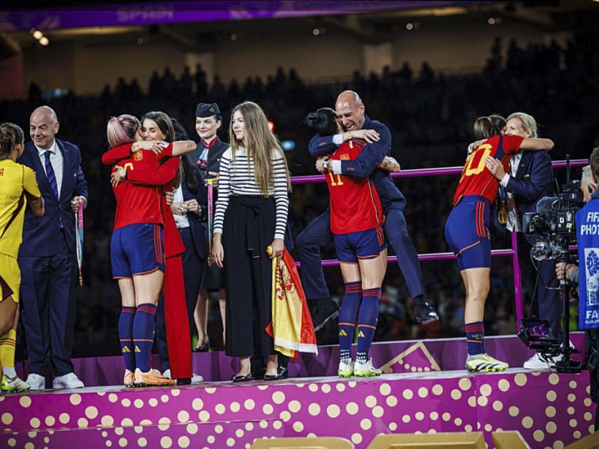 Foto: Momento en el que las jugadoras españolas recogen las medallas, justo antes del beso de Rubiales a Jenni Hermoso. (EFE/RFEF).