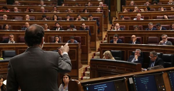 Foto: El presidente del gobierno, Mariano Rajoy, se somete al control de la oposición en el pleno del Congreso | EFE