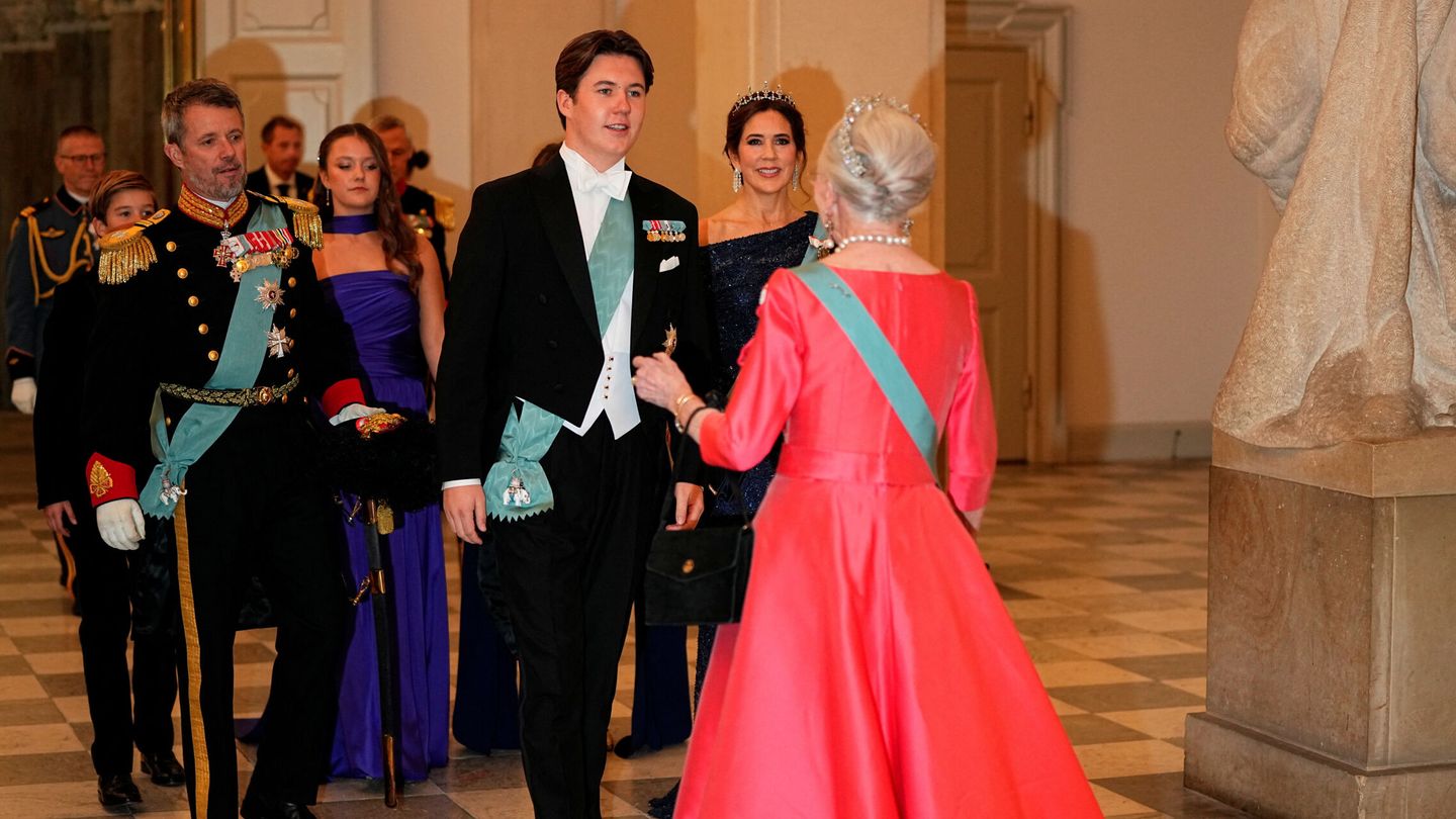 Christian, junto a su familia saludando a la reina Margarita. (Reuters)