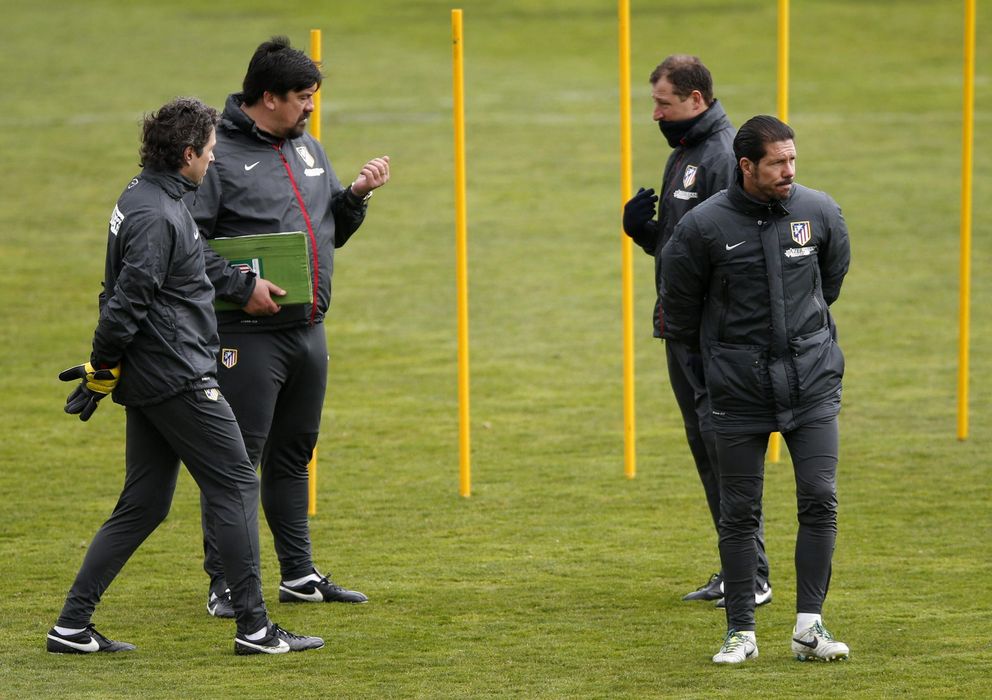 Foto: Simeone (d), junto a parte de su cuerpo técnico en un entrenamiento de esta semana en Majadahonda (Madrid).