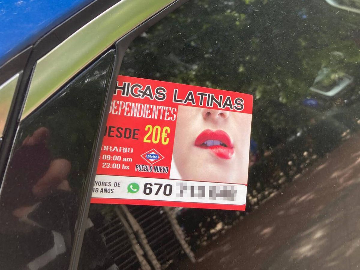 Foto: Uno de los flyer que las mafias de la trata colocan en los coches para anunciar sus puntos de prostitución. (E.D.)