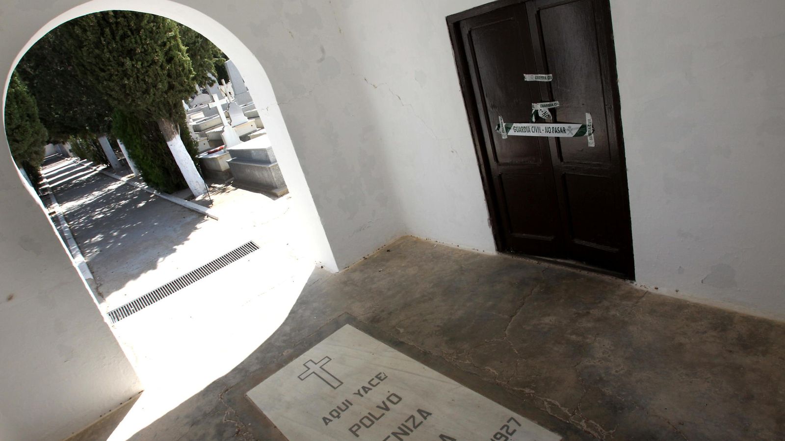 Foto: Puerta de la capilla del cementerio de Villa de Don Fadrique, Toledo. (EFE)