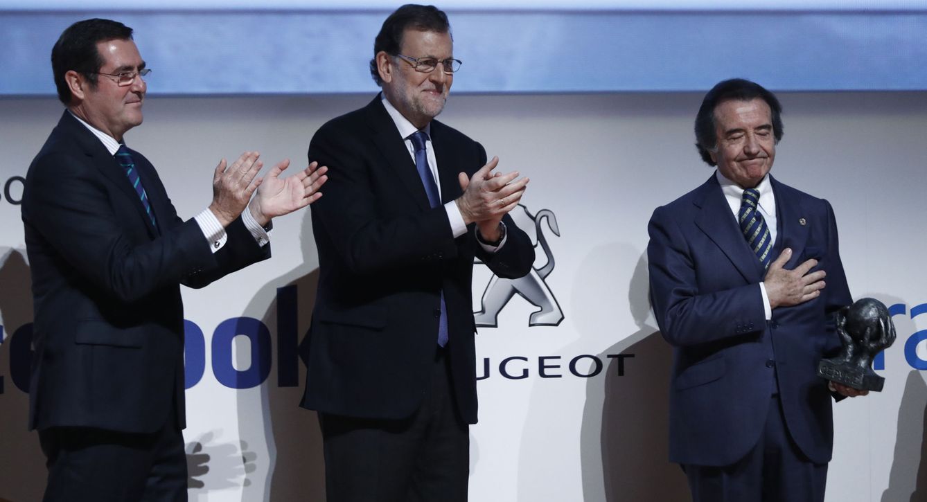 Mariano Rajoy y Antonio Garamendi, tras entregar su premio al empresario teatral Enrique Cornejo. (EFE)