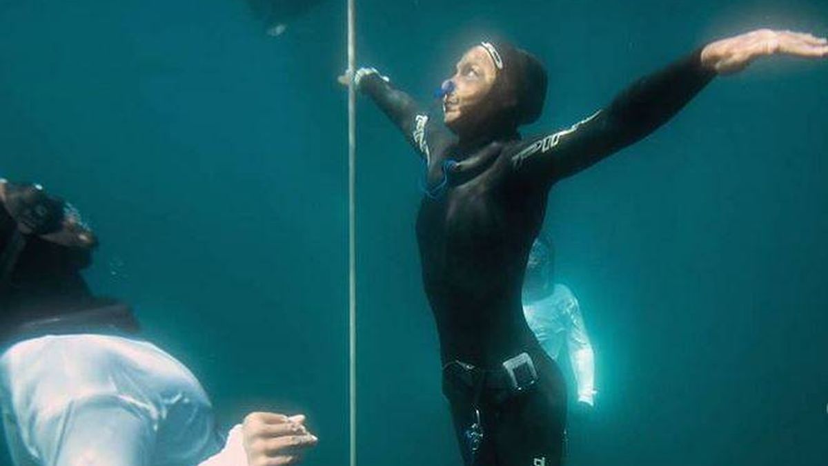 Brzozowski, la campeona de apnea que aguanta cinco minutos bajo el agua 