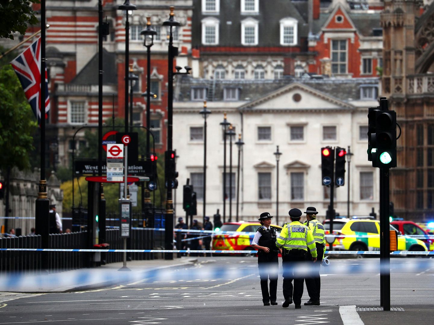Varias calles británicas cerradas tras chocar un vehículo contra las barreras de Westminster. (Reuters)
