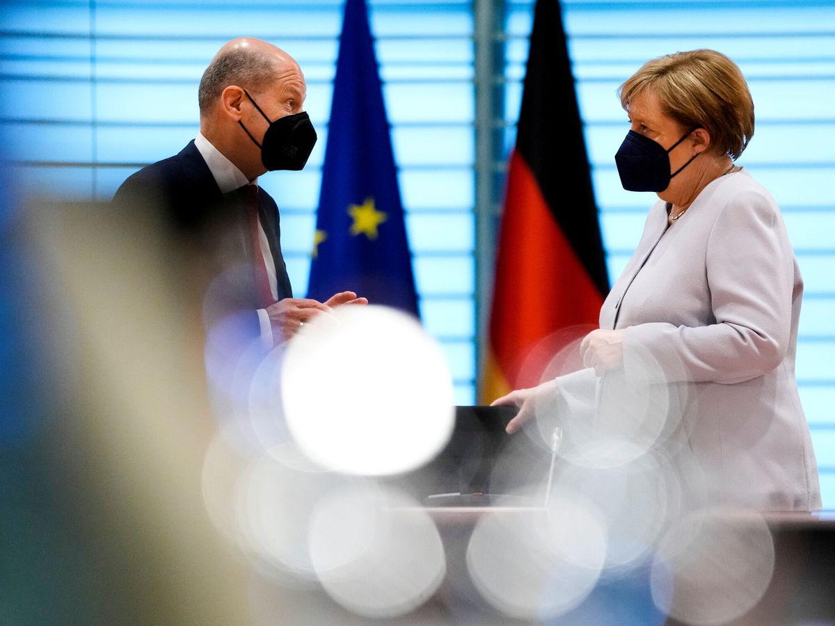 Foto: Olaf Scholz, como ministro de Finanzas, charla con la canciller alemana Angela Merkel. (Reuters)