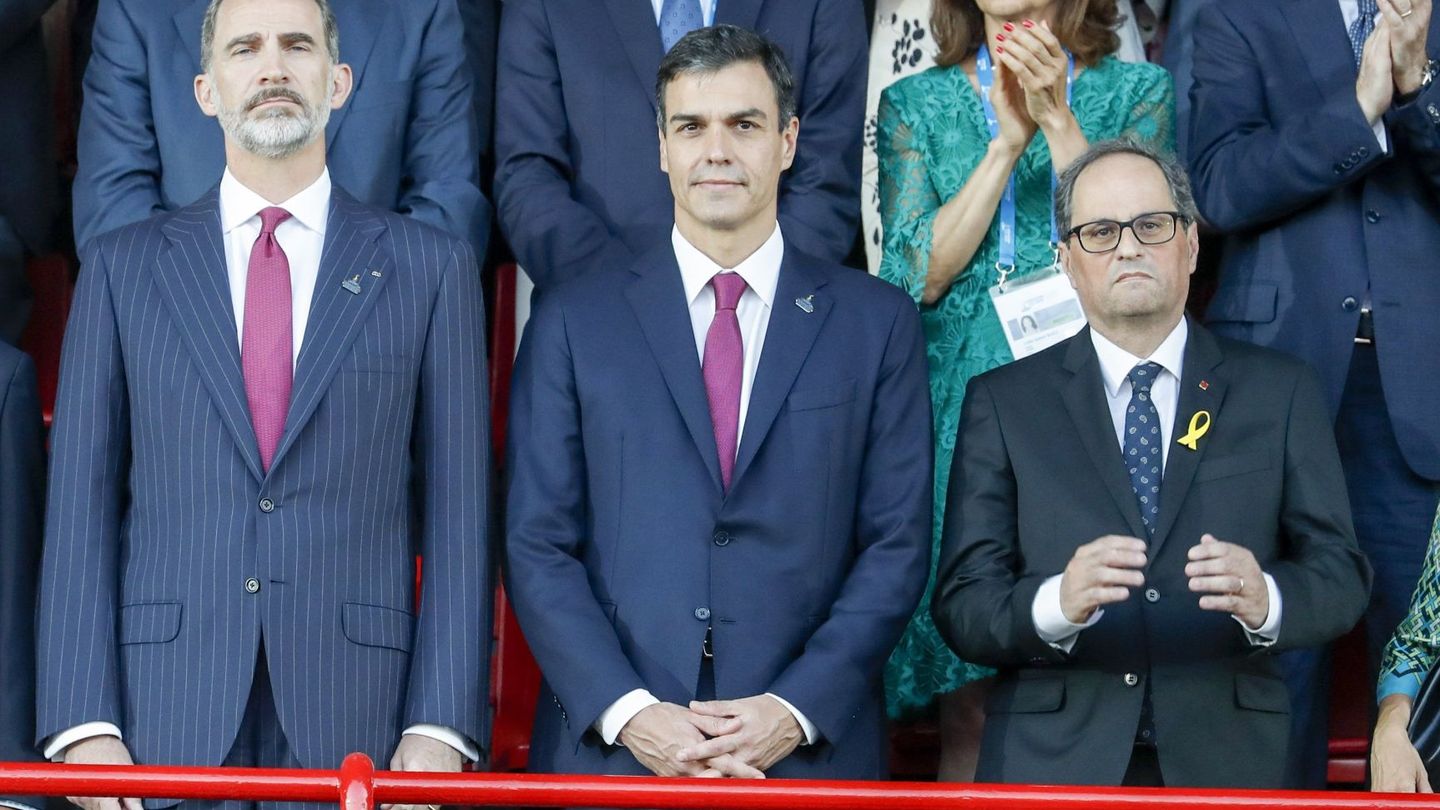 El Rey, junto a Pedro Sánchez y Quim Torra. (EFE)