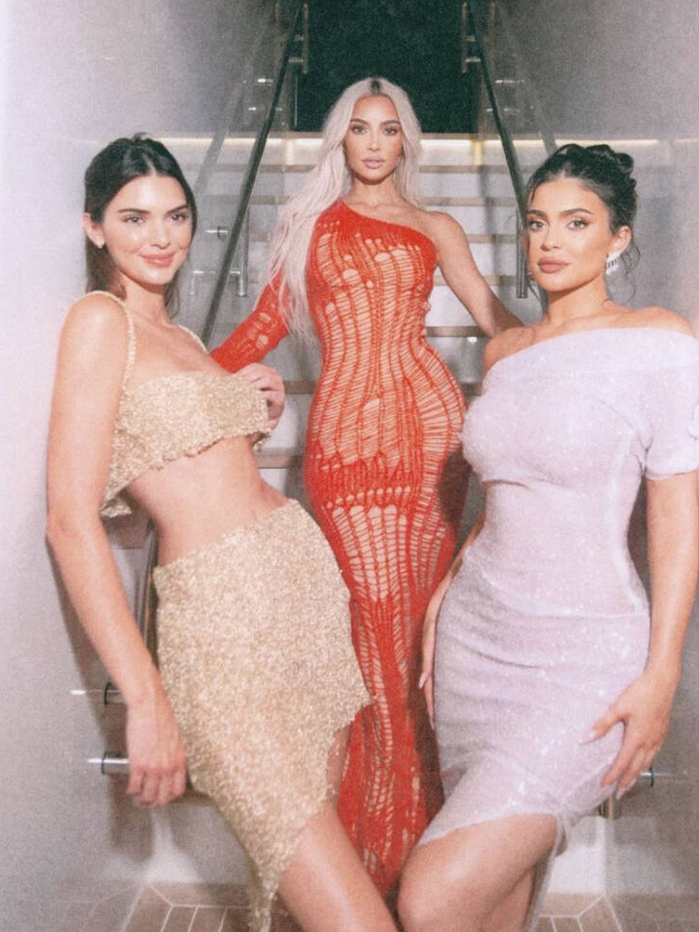 Kylie y Kendall Jenner posan junto a Kim Kardashian, vestida de Owens. (Instagram)