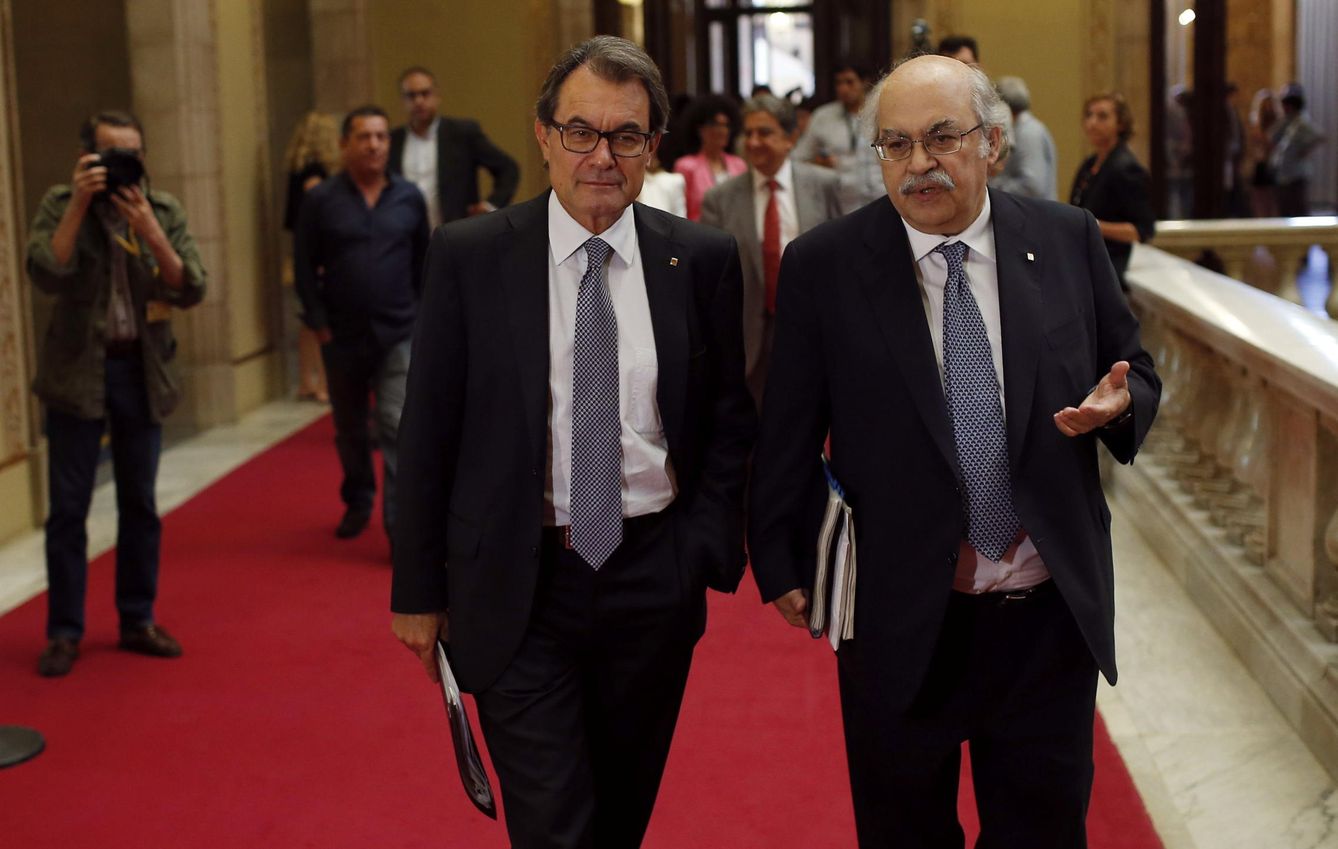 Andreu Mas-Colell (derecha), junto a Artur Mas en el Parlament. (EFE)