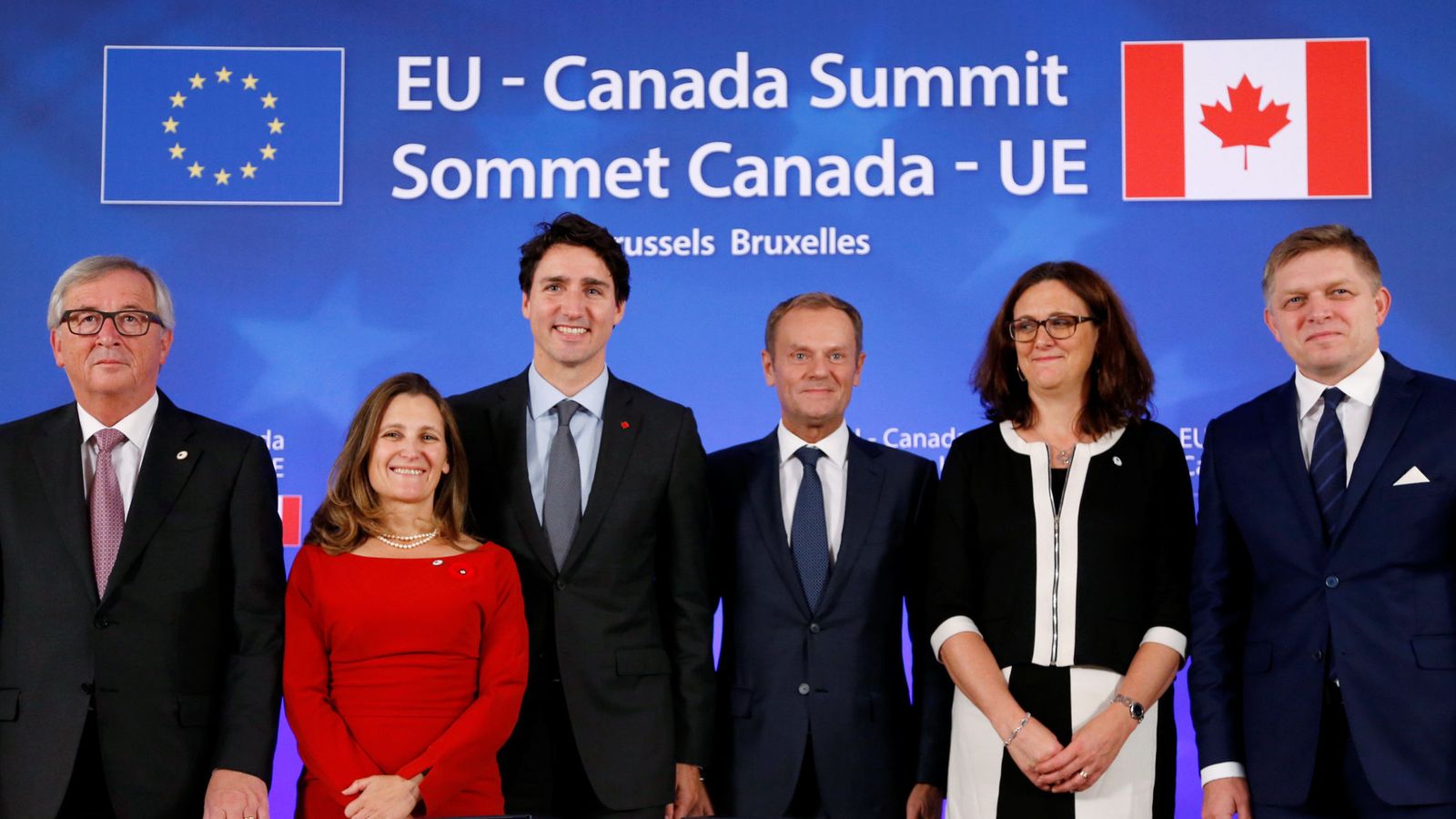 Foto: El presidente de la CE, Jean-Claude Juncker (i), junto a los equipos de la UE y de Canadá, que lidera su primer ministro, Justin Trudeau (3i). (Reuters)