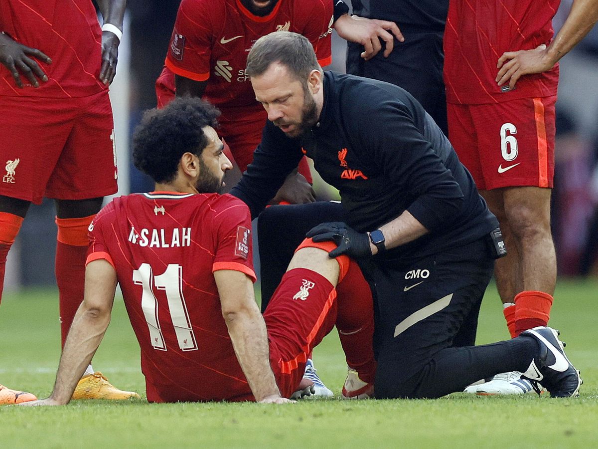 Foto: Salah sintió molestias y se tiró al suelo. (Reuters/Peter Cziborra)