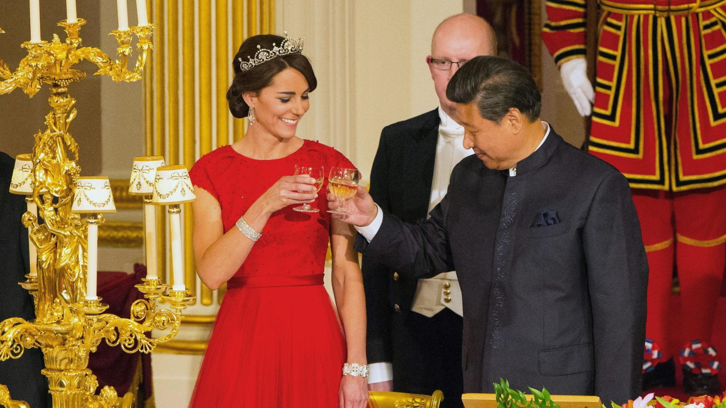 Kate Middleton, brindando en 2015 con el presidente de China. (EFE)