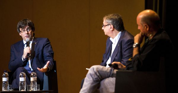 Foto: Carles Puigdemont, con Vicent Partal (c) y Lluis Llach.