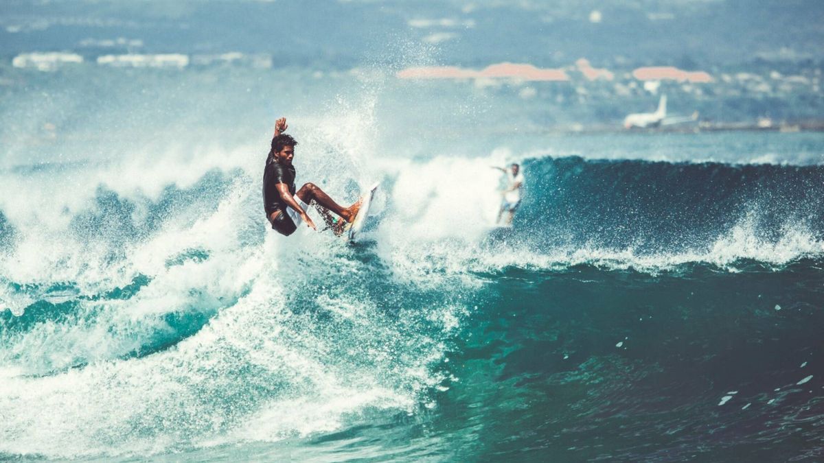 Hombro, espalda y tobillo: así son las lesiones más habituales en el surf (y su tratamiento)