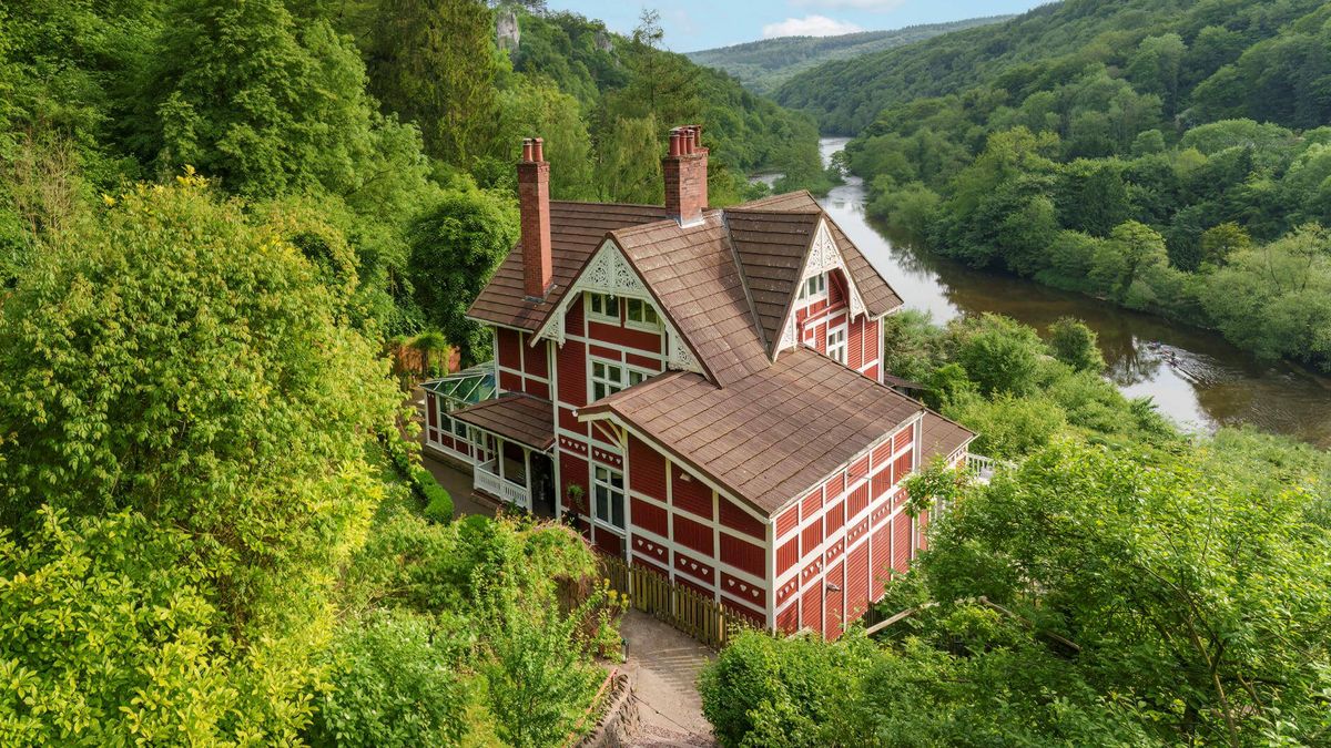 Diseño nórdico y vistas al río Wye: la icónica casa de 'Sex Education', a la venta