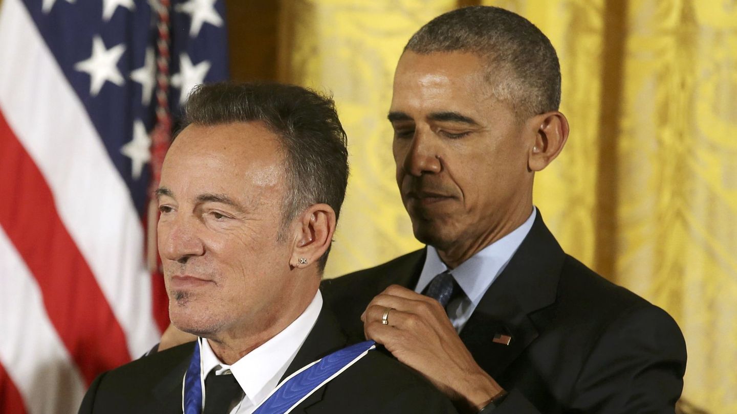 Bruce Springsteen recibió la Medalla presidencial de la Libertad de Barack Obama en 2016. (Reuters/Carlos Barria)